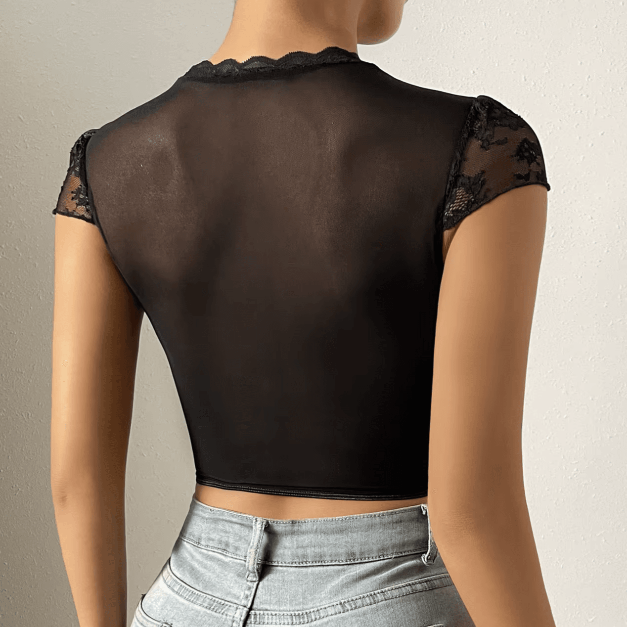 Top de encaje con cuello bordado estilo coreano y apertura en V